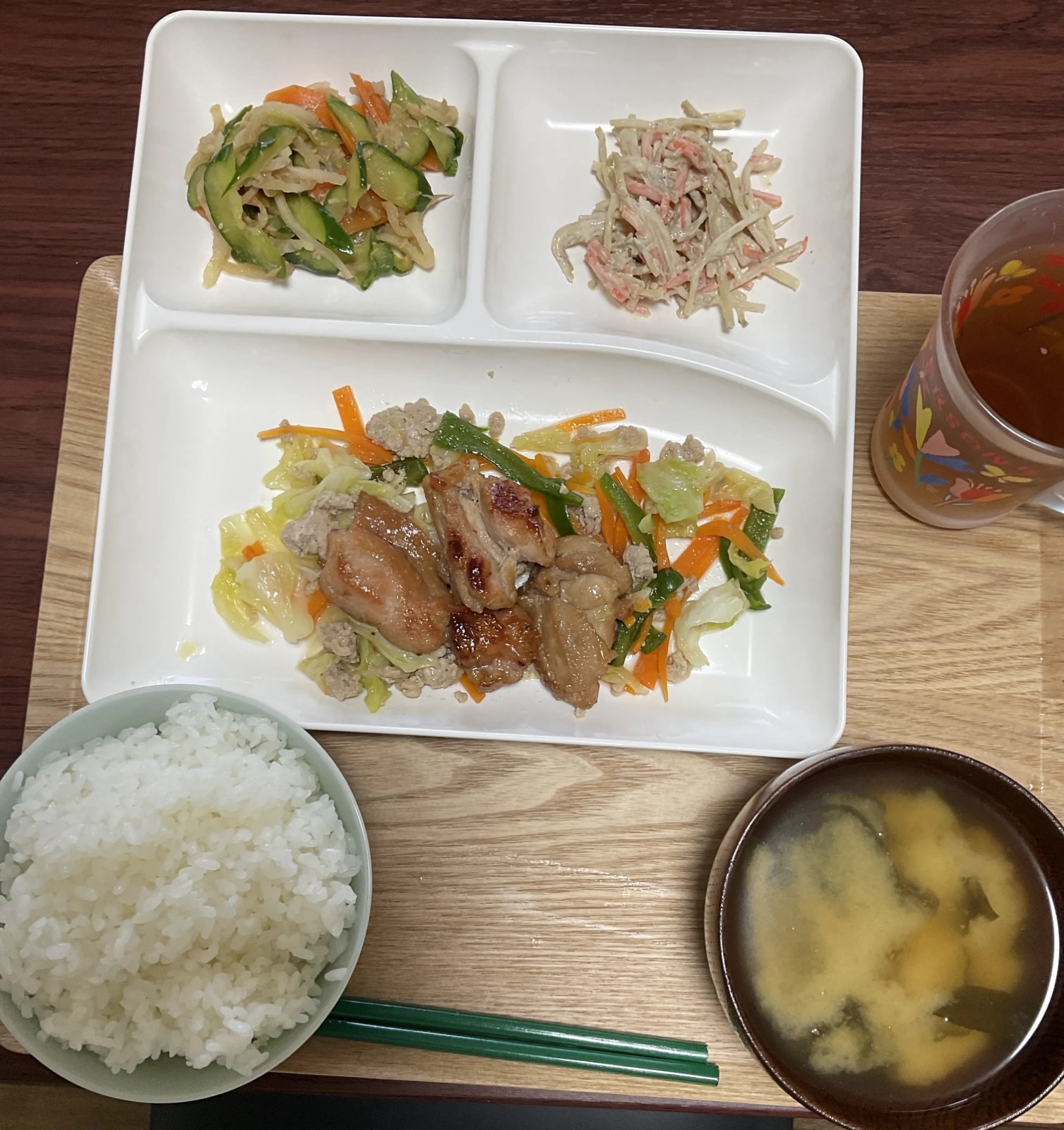 土浦市の障害者グループホーム・にこにこビレッジで提供した夕食。鶏の照り焼きと野菜炒め、きゅうりの和え物、ごぼうサラダ、ごはん、味噌汁