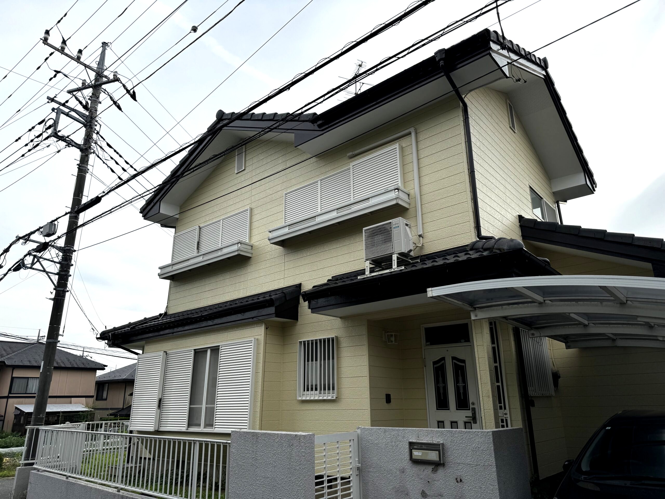にこにこビレッジ桜ヶ丘の建物外観。2階建ての一戸建てで駐車スペースがあります