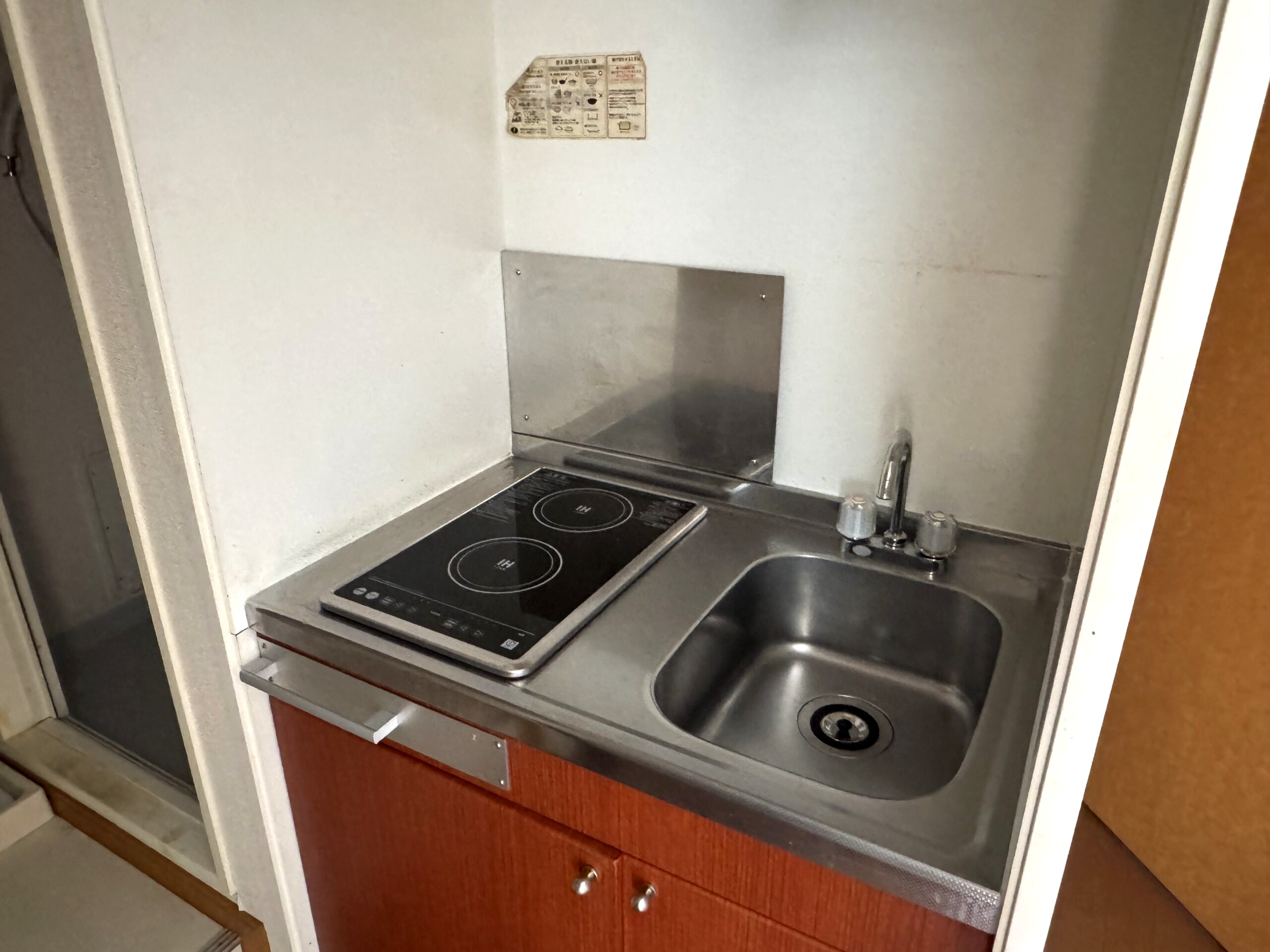 にこにこビレッジ永国サテライトのキッチン。IHコンロ2口とシンク