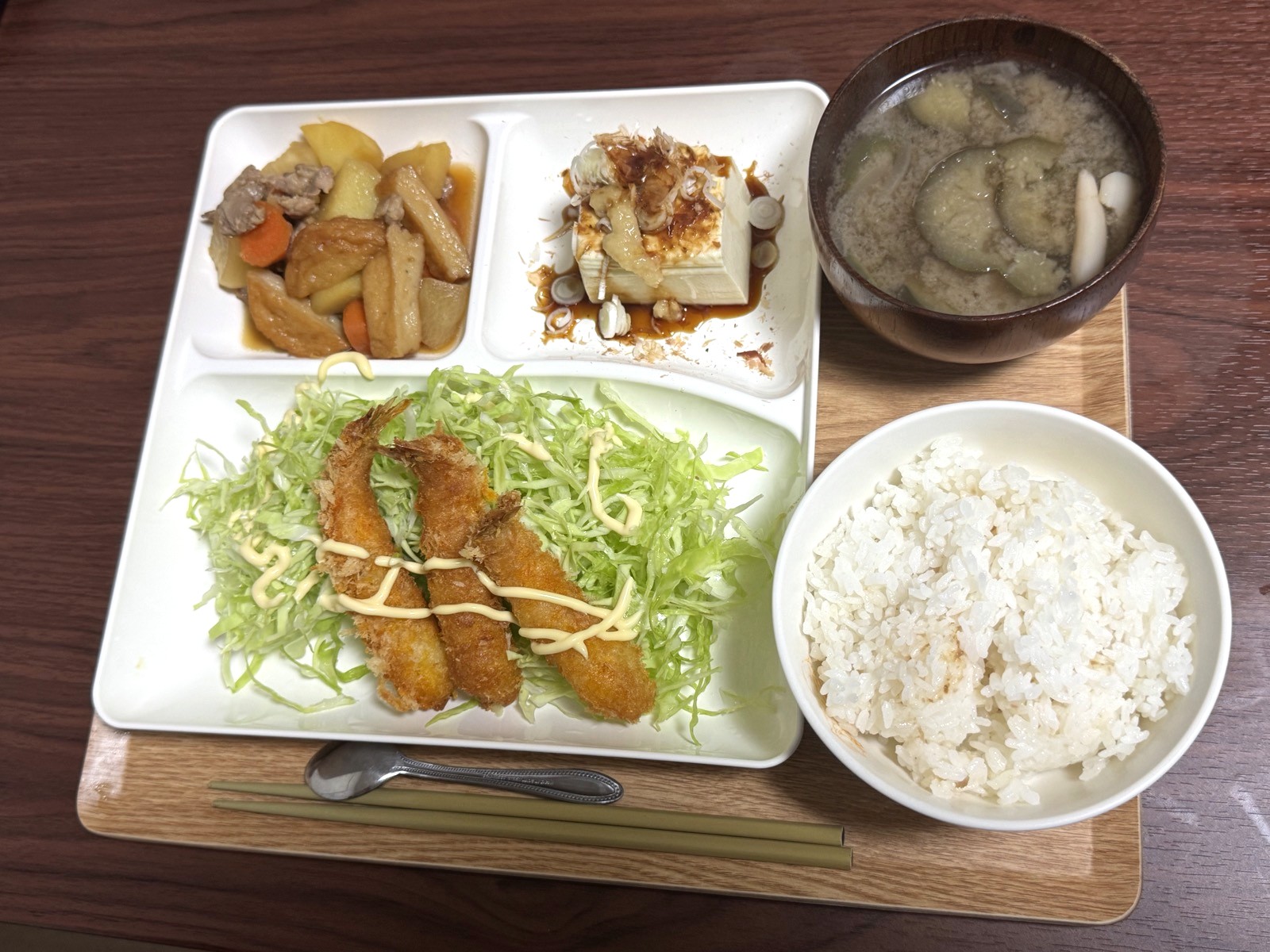 土浦市の障害者グループホーム・にこにこビレッジで提供した夕食。エビフライとキャベツ、肉じゃが、冷奴、ごはん、なすの味噌汁